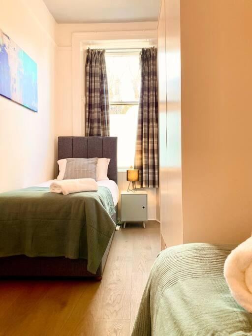 Anchored Homely Apartment In Historic Centre Paisley Exterior foto