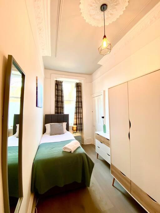 Anchored Homely Apartment In Historic Centre Paisley Exterior foto