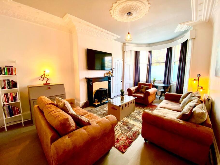 Anchored Homely Apartment In Historic Centre Paisley Exterior foto