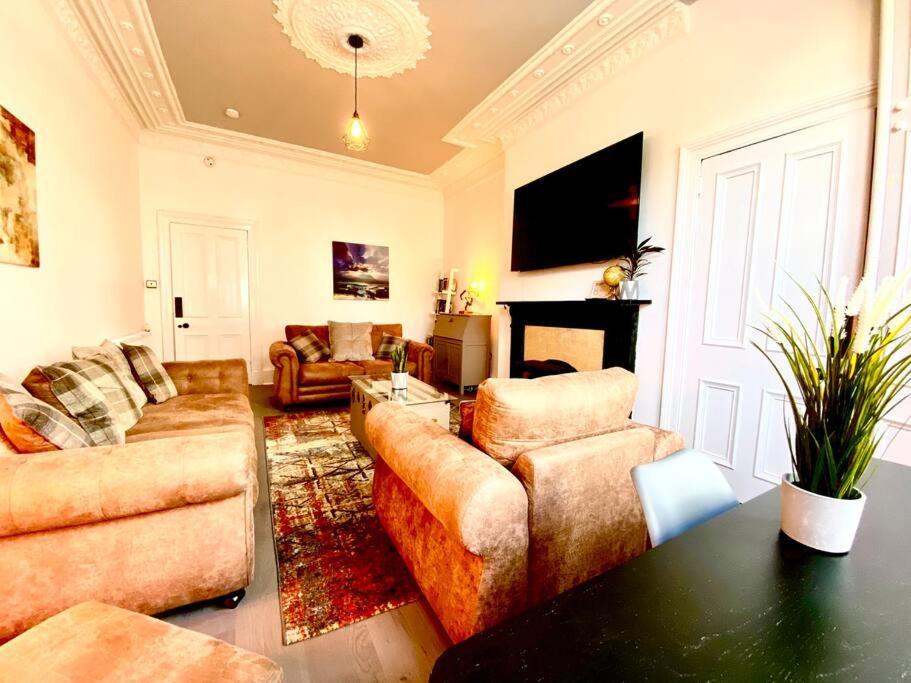 Anchored Homely Apartment In Historic Centre Paisley Exterior foto