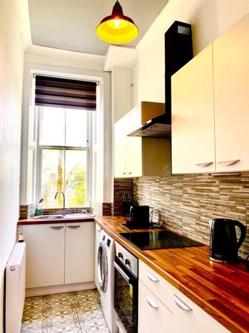 Anchored Homely Apartment In Historic Centre Paisley Exterior foto