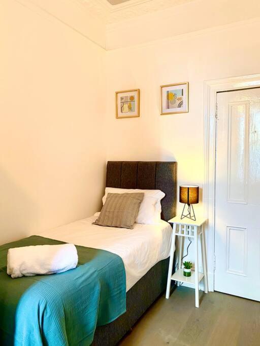 Anchored Homely Apartment In Historic Centre Paisley Exterior foto