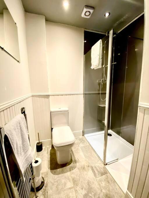 Anchored Homely Apartment In Historic Centre Paisley Exterior foto